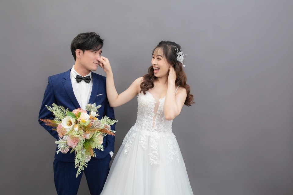 Tạo dáng chụp ảnh cưới Hàn Quốc - Ảnh minh hoạ: Internet