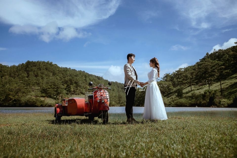 Ảnh cưới phong cách vintage chụp tại cánh đồng cỏ - Ảnh minh họa: Internet