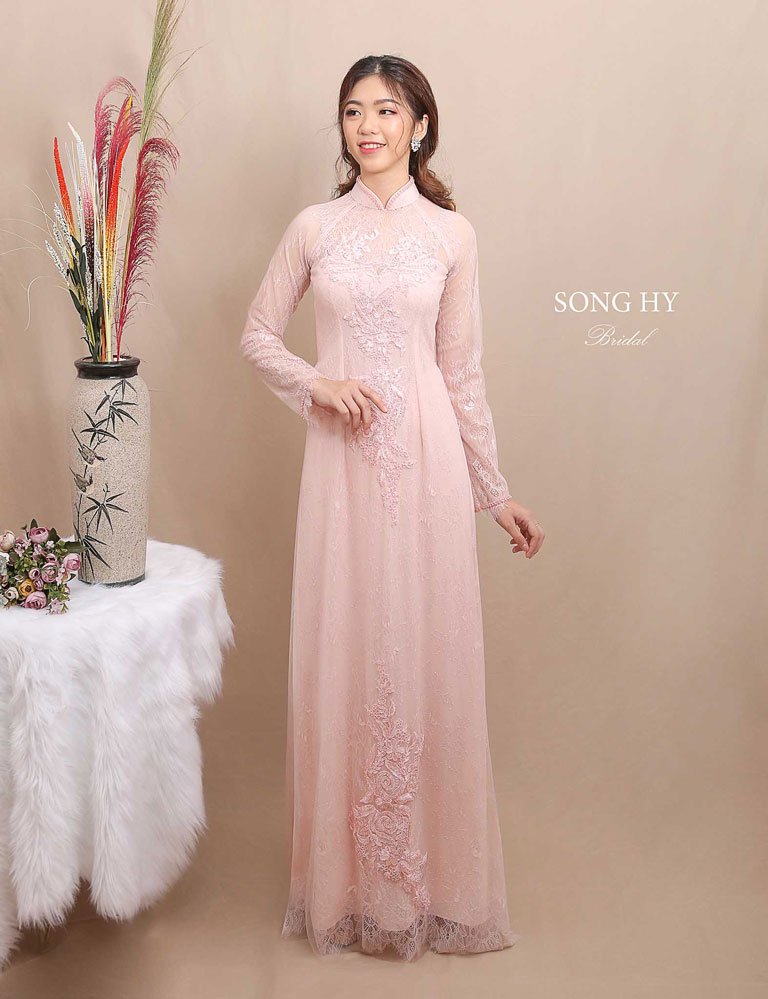 Áo dài màu hồng phấn cho cô dâu ngọt ngào
