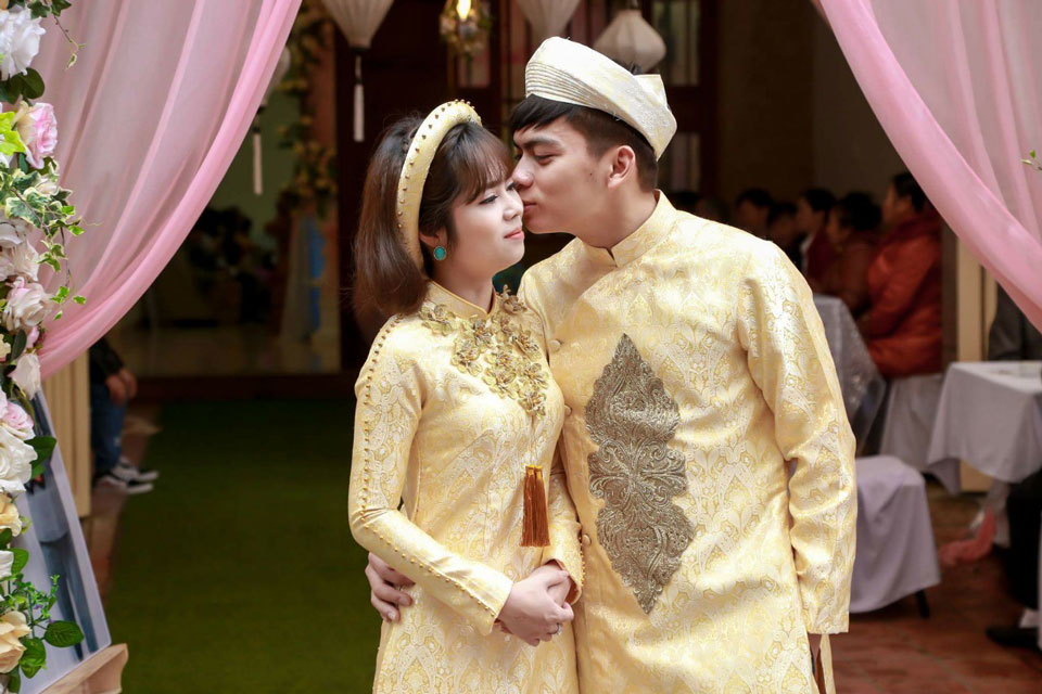 Có nên mặc áo dài cưới màu vàng trong hôn lễ?