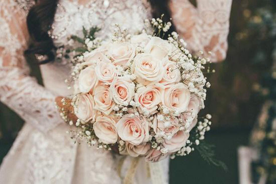 Bó hoa cưới cầm tay bằng hoa hồng