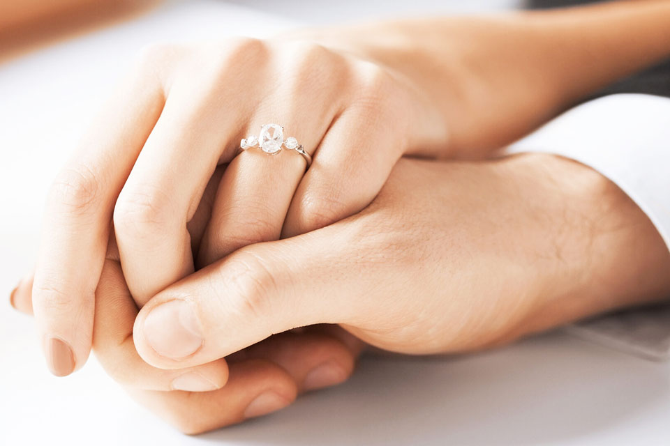 Đeo nhẫn cưới ngón nào? Ý nghĩa ngón tay đeo nhẫn