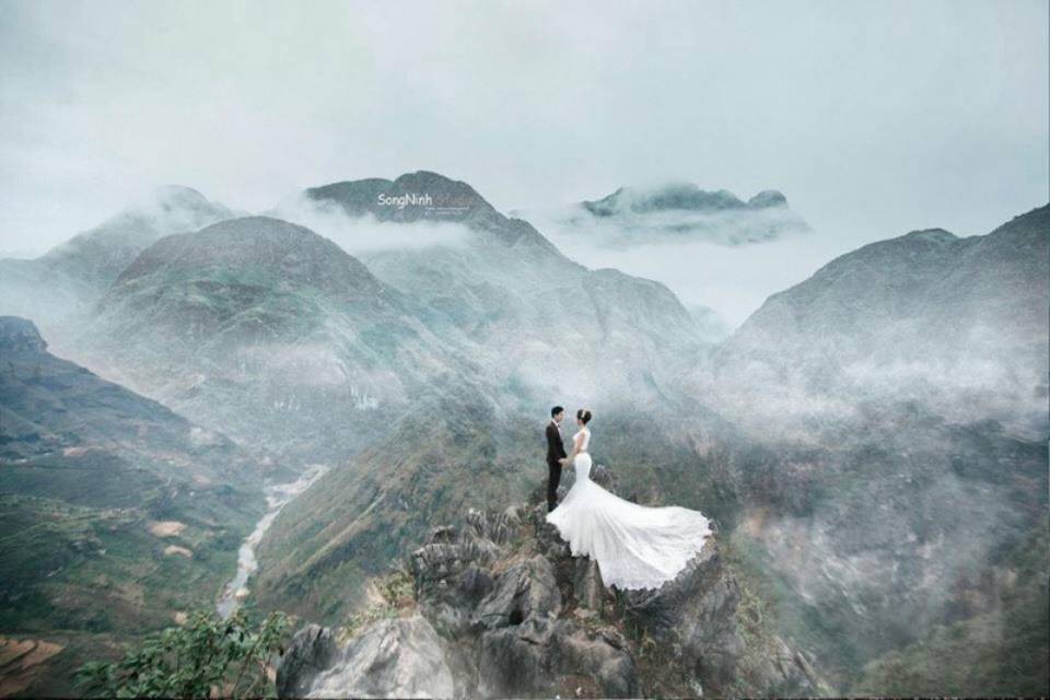 Bạn đang tìm kiếm địa điểm chụp ảnh cưới lý tưởng trong không khí mơn man của đồi chè Hà Giang? Hình ảnh \