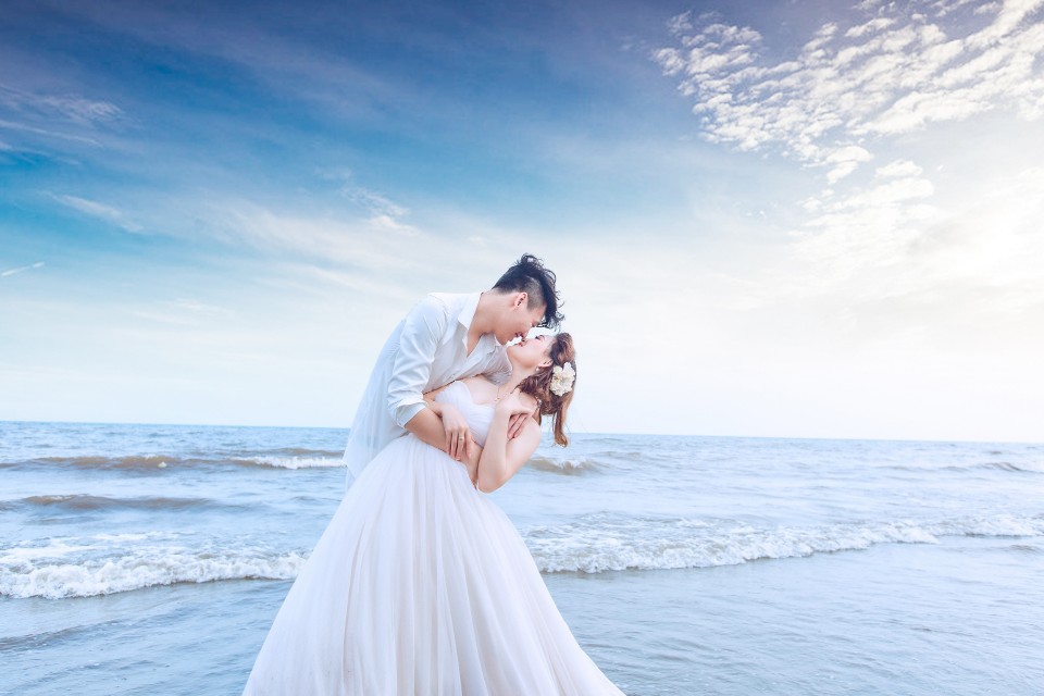 Chụp ảnh cưới cùng biển - Ảnh minh họa: Interne
