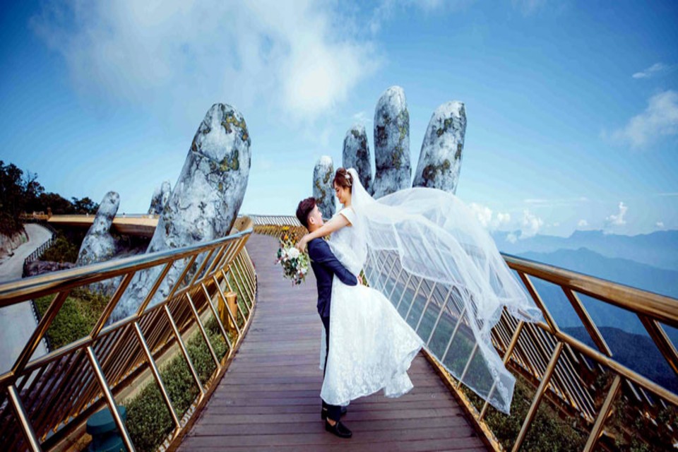 Chụp ảnh cưới với những địa danh - Ảnh minh họa: Internet