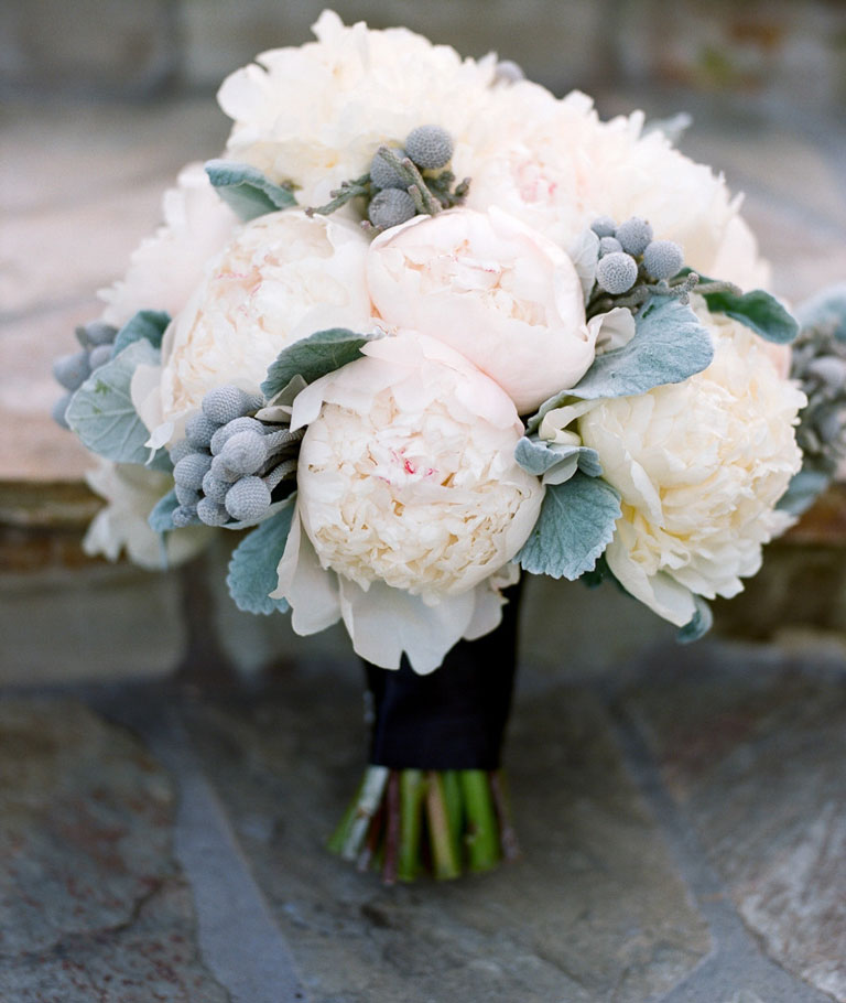 Hoa cầm tay cô dâu bằng hoa mẫu đơn