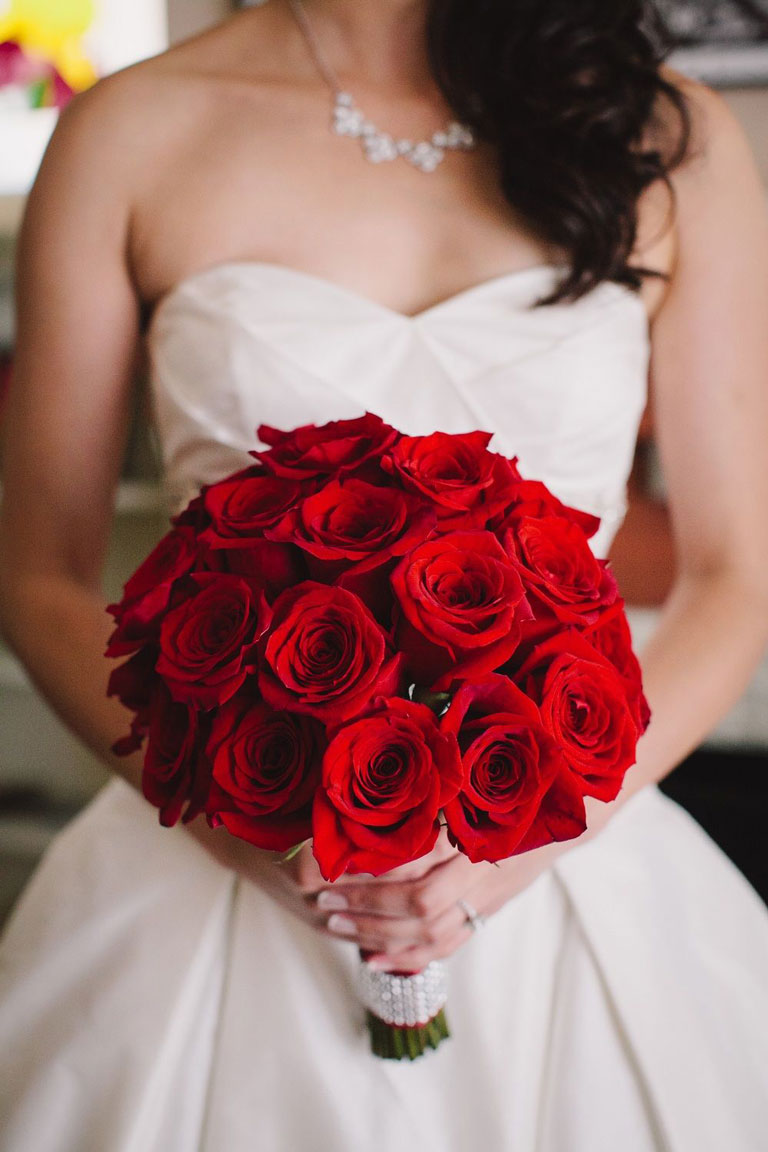 Hoa cưới cầm tay cô dâu hoa hồng đỏ