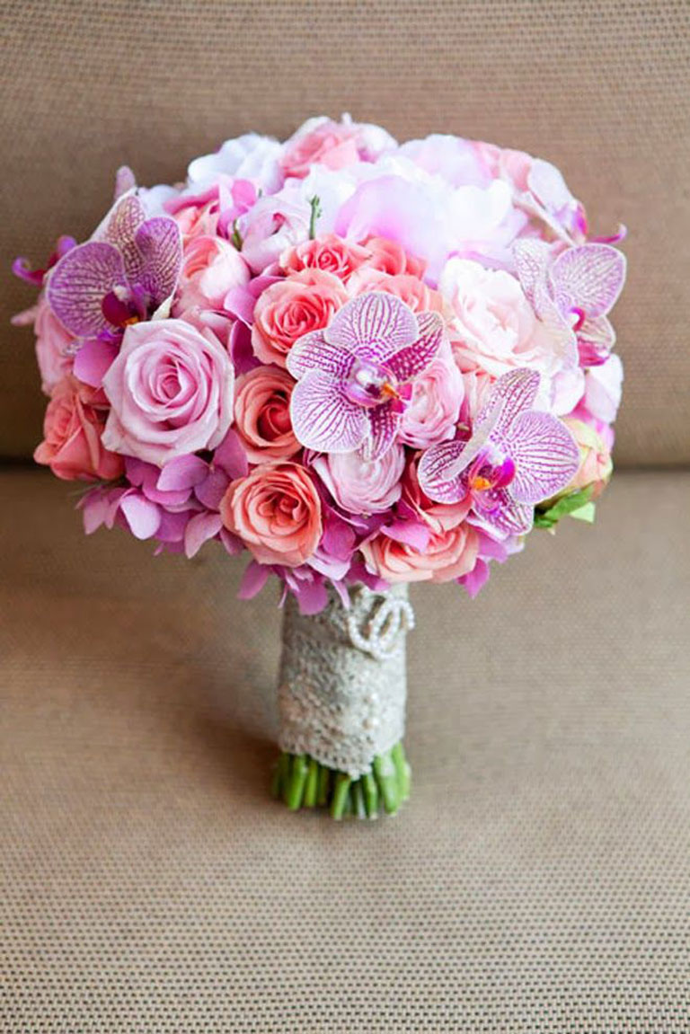 Hoa cưới cầm tay màu hồng tím
