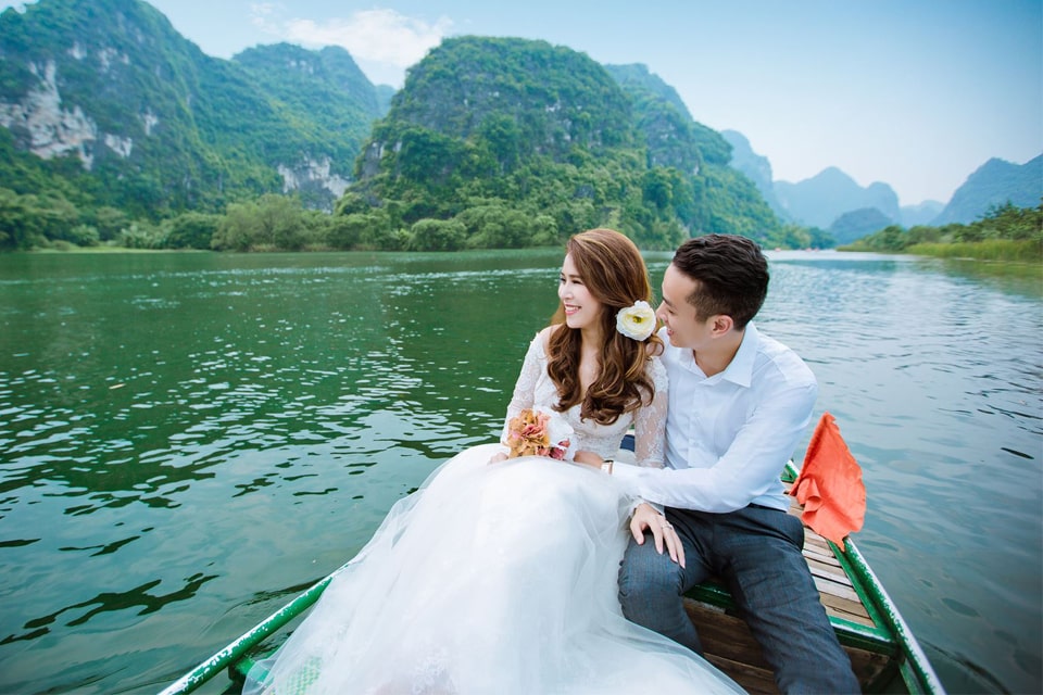 Tạo kiểu chụp hình cưới đẹp trên thuyền - Ảnh minh họa: Internet