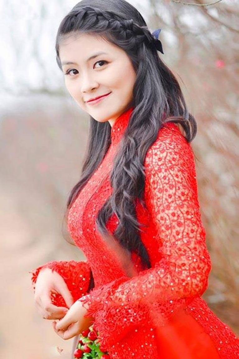 Áo dài là trang phục truyền thống đẹp nhất của dân tộc Việt Nam. Hãy thể hiện vẻ đẹp của mình bằng một kiểu tóc cô dâu đẹp khi mặc áo dài đến với chúng tôi. Chúng tôi cam kết sẽ giúp bạn trở thành một cô dâu rực rỡ, quyến rũ cùng những kiểu tóc mà chúng tôi đang có.