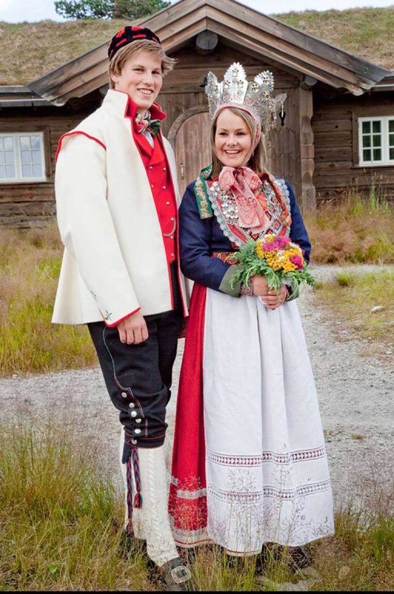 Lê Âu Ngân Anh diện váy cưới đính 1.000 viên Swarovski đón khách - Ngôi sao